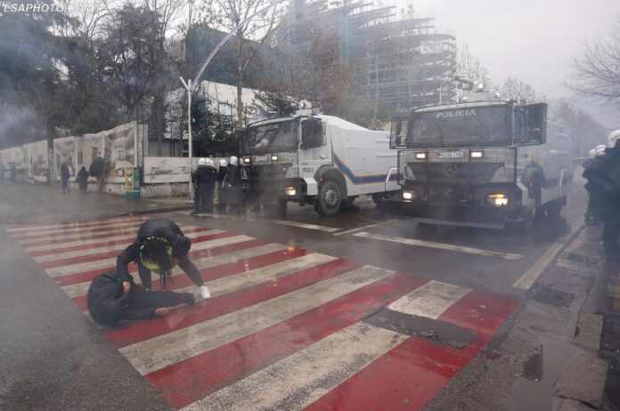 Mediumi që bën propagandë për Sali Berishën: Kosovarët e arrestuar në protestë janë mercenarë të Lulzim Bashës