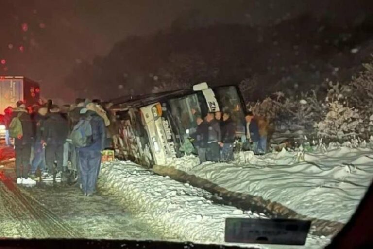 Mësohet numri i të lënduarve në aksidentin e autobusit me mërgimtarë në Serbi