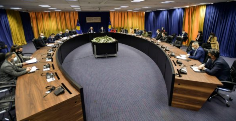 Qeveria e Kosovës paralajmëron masa të reja, thotë se varianti i ri po shkakton sëmundje dhe vdekje