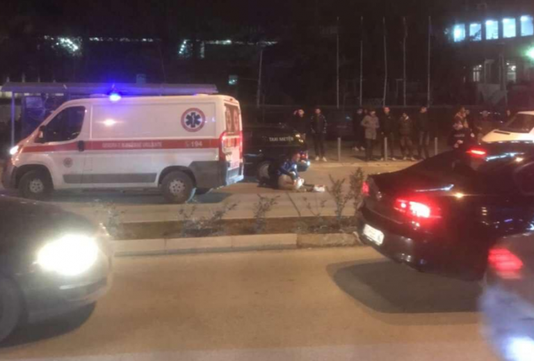 Dyshohet për të plagosur me armë në qendër të kryeqytetit: Në vendngjarje shihet një person i shtrirë në tokë