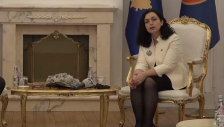 Presidentja Osmani pyetet për sulmin e bashkëshortit të saj ndaj mediave, u tregon gazetarëve pse nuk u përgjigjet aty