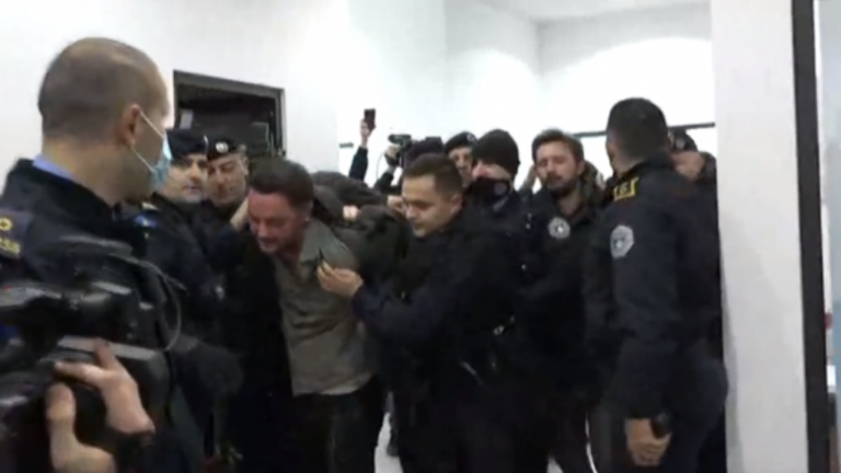 Policia hyn në ZRRE, arreston Dardan Molliqajn, Frashër Krasniqin, Nol Nushin dhe aktivistë të tjerë