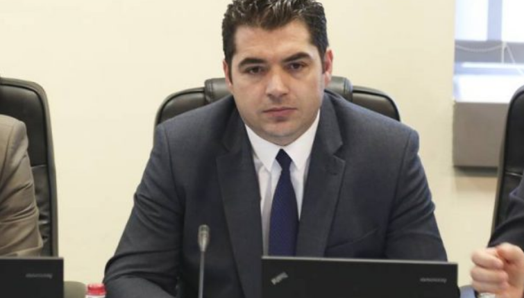 Ish-ministri i Tregtisë për ish-sekretarin që u kap me 50kg drogë: Pasi e shkarkova, Fatmir Limaj më tha nuk ta fali