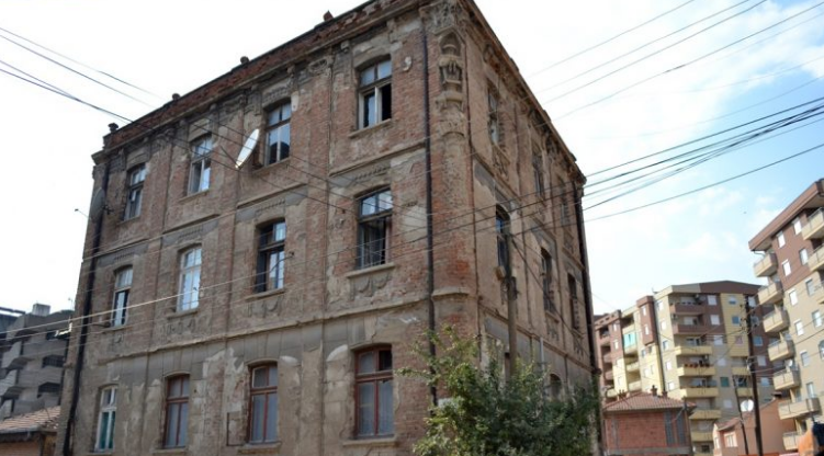 BE dhe UNDP pezullojnë renovimin e shtëpisë së Xhafer Devës: Na vjen keq për çdo ofendim të paqëllimshëm