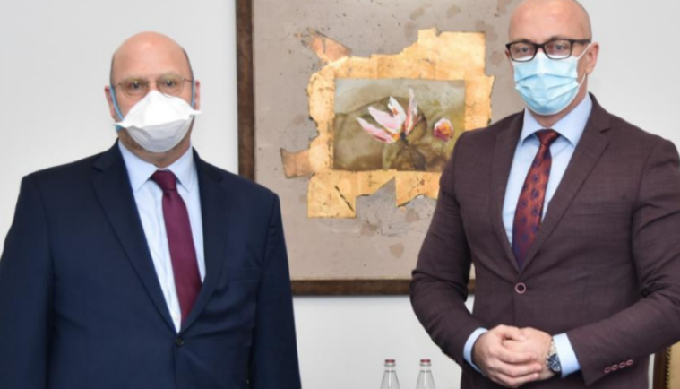 Ambasadori amerikan takon Rakiqin, thotë se rikonfirmuan përkushtimin për një Kosovë të pavarur