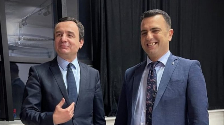 Zhgënjehet keq analisti i VV’së, u drejtohet të rinjve: Thjeshtë kapni valixhet, s’ka sen këtu