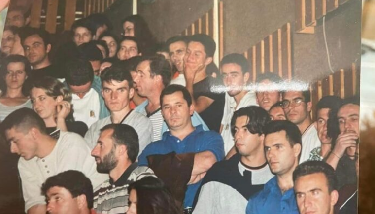 Berat Buzhala publikon foto të para 25 viteve, në krah të Albin Kurtit