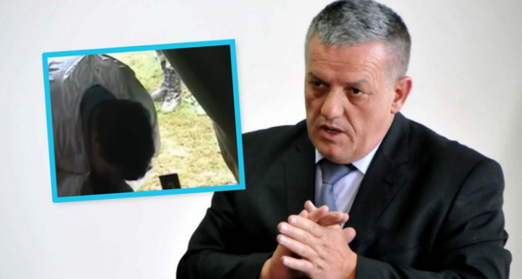 Pamje rrëqethëse: Gërxhaliu puth kafkën e komandantit legjendar, gjatë zhvarrimit të familjes Jashari