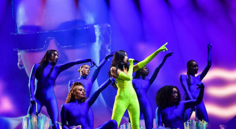 Dua Lipa performon me veshje që simbolizojnë flamurin e Kosovës