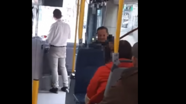 Një qytetar i bie çiftelisë dhe këndon këngë folklorike në autobusin e Trafikut Urban