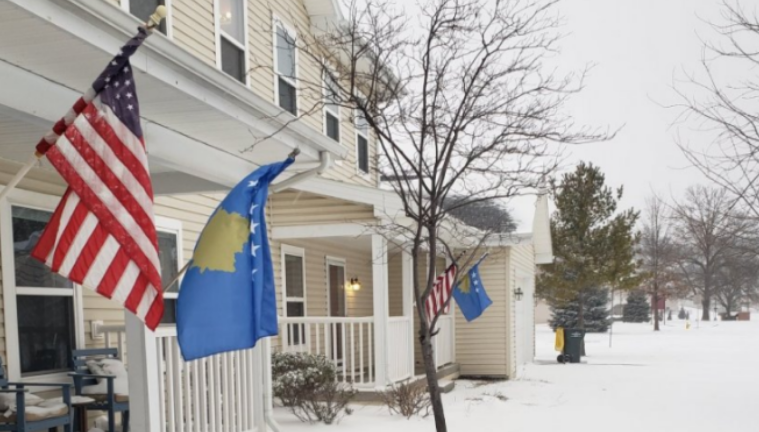 Një lagje në Kansas solidarizohet me fqinjët kosovarë, mbush rrugët me flamuj të Kosovës