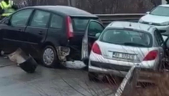 Bëhen ‘llom’ dy vetura në magjistralen Prishtinë-Gjilan, 4 persona bëhen për spital