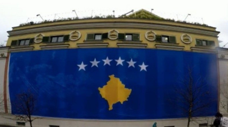 ‘Dashni nga Tirana’, Bashkia mbulohet me flamurin e Kosovës