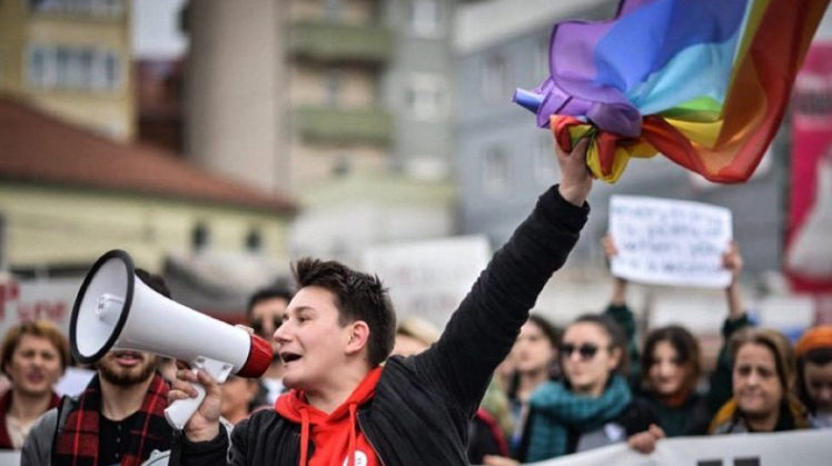 Aktivisti për të drejtat e LGBTI: Nuk ka kod, nuk ka fe, nuk ka shtet e as pushtet që na ndalon dashninë