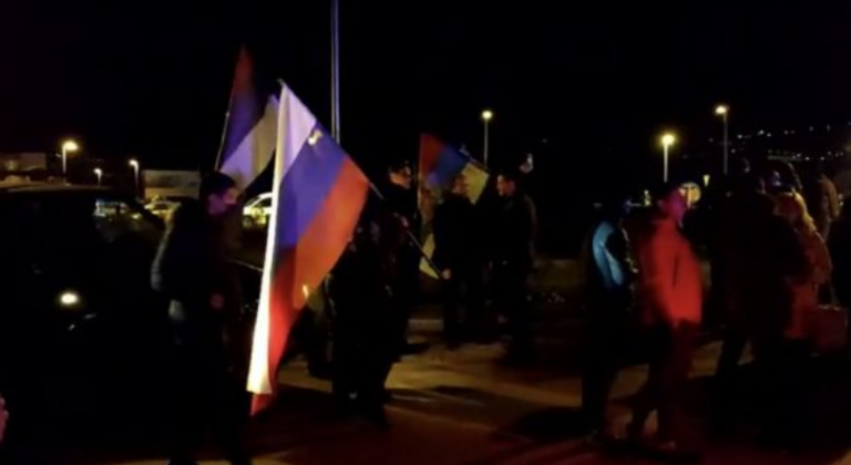 Forcat pro-serbe bllokojnë rrugët në Mal të Zi dhe brohorasin emrin e Putinit