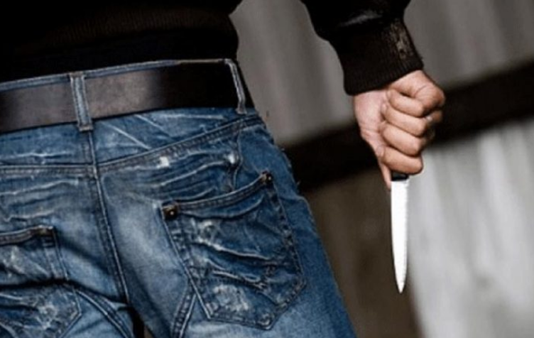 Klienti e shau me nënë, kamerieri ia nguli thikën