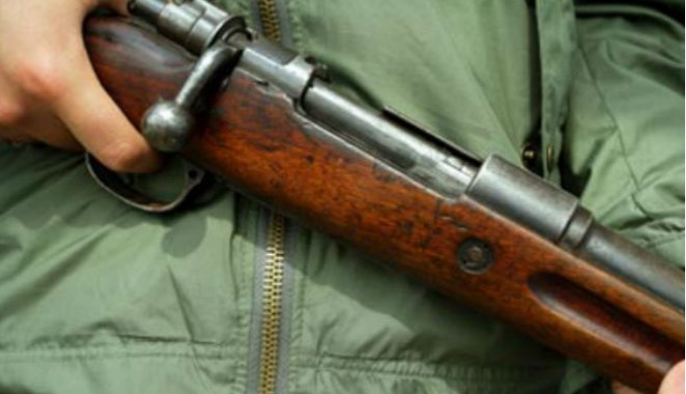 18 vjeçari iu bënte “reklamë” në rrjete sociale pushkës dhe armës së tij, por shpejt arrestohet nga policia