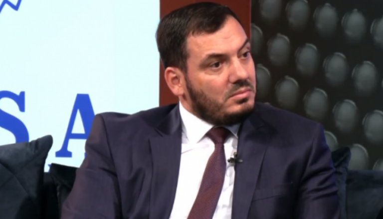 Behar Mjekiqi: Para kapuçit të Hoxhës, e kemi Plisin e bardhë