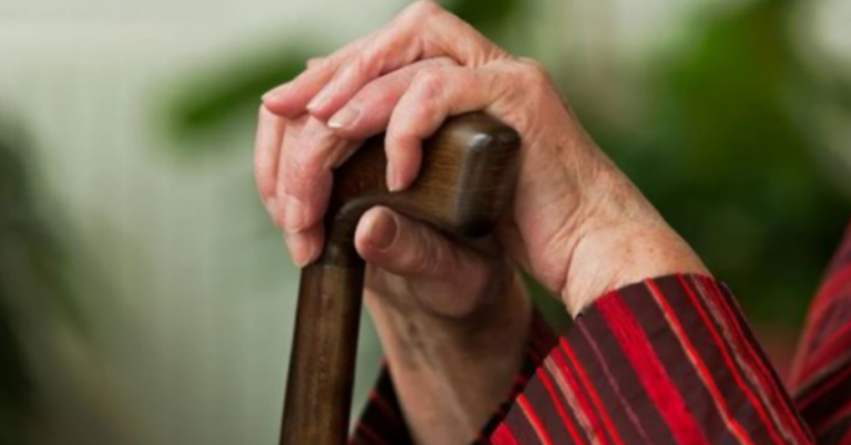 Në këtë shtet kush vaksinohet kundër Covid dhe është mbi 60 vjeç fiton një telefon falas