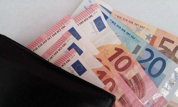 Paga minimale në Kosovë, njëra sindikatë kërkon të jetë 400 euro e tjetra 350