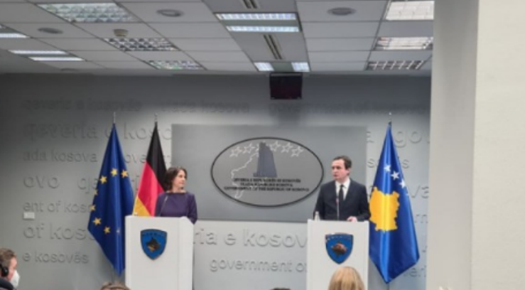 Kurti pa çehre në daljen me kryediplomaten e Gjermanisë, Baerbock: Duhet përparim i dialogut Kosovë-Serbi