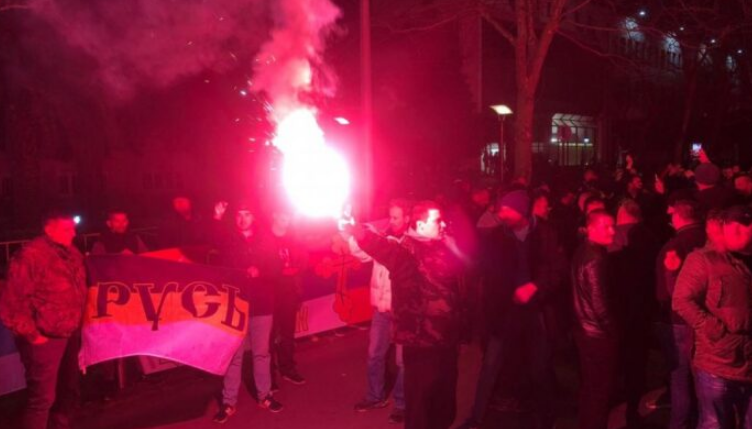 Tubim pro-Putinit në Podgoricë, brohorasin “Kosova e Serbisë”