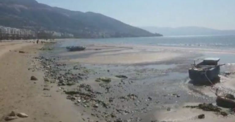 Fenomeni i pazakontë i tërheqjes së detit ndodh edhe në Vlorë, batica nxjerr çfarë fshihej nën ujë