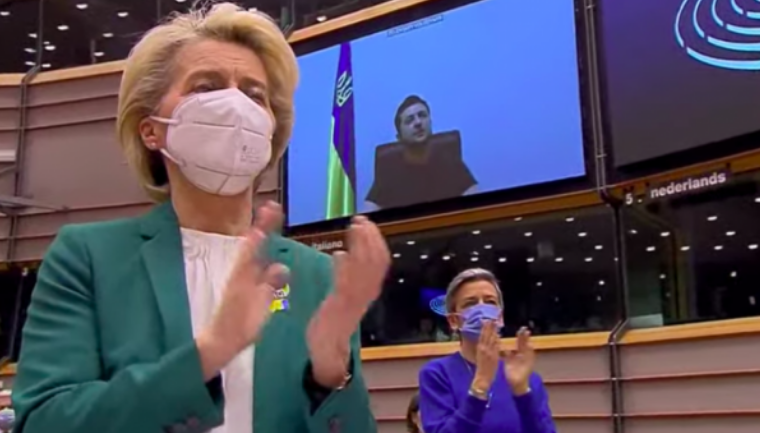 Përkthyesi i Parlamentit Europian shpërthen në lot nga fjalët e presidetit të Ukrainës