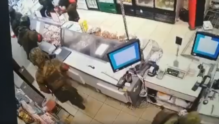 Rusët e armatosur mbushin çantat në supermaket