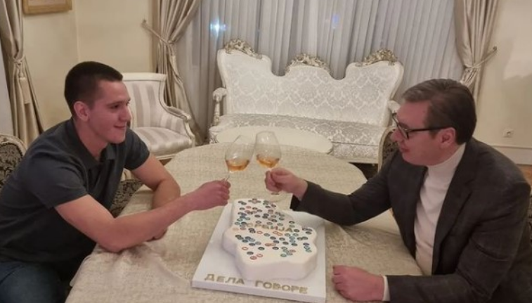 Vuçiq provokon hapur, në tortën e tij të ditlindjes Kosova paraqitet si pjesë e Serbisë