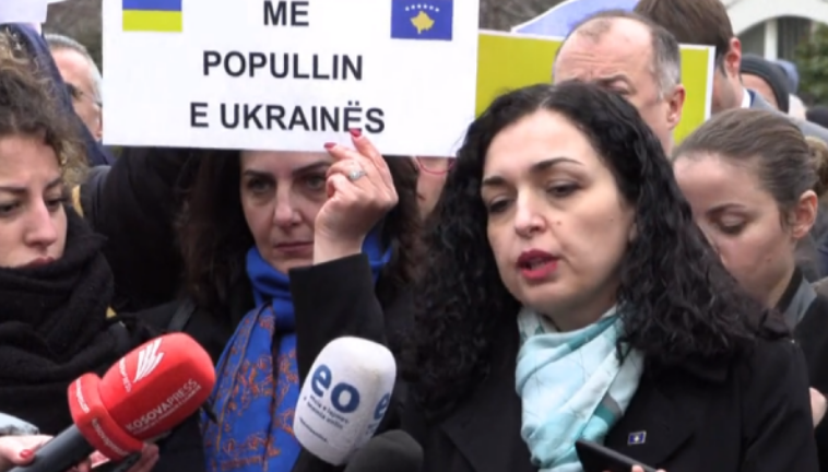 Osmani në protestën kundër luftës në Ukrainë, e quan diktator dhe kriminel lufte Putinin