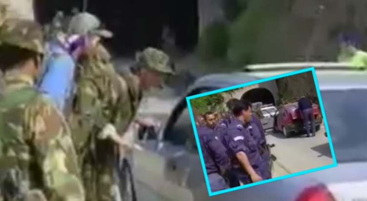 Pamje të rralla: Ushtarët anglezë i çarmatosin policët serbë për dy minuta