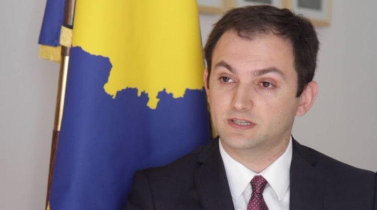 Franca i ndan medaljen Komandant i Legjionit të Nderit, ish-ambasadorit Gashi