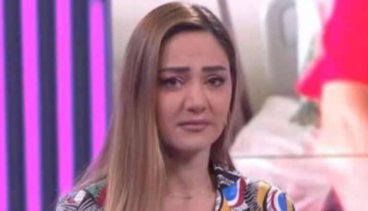 Moderatorja shqiptare shpërthen në lot gjatë transmetimit ‘live’ në emision