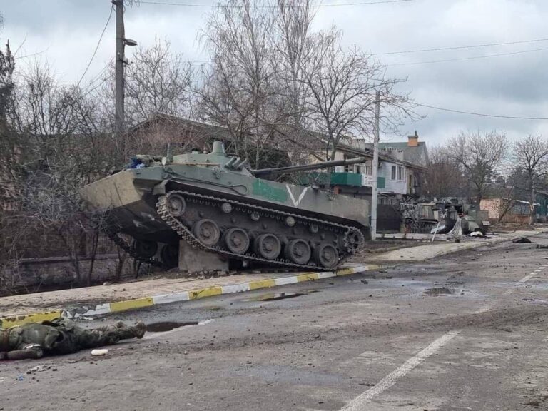 Publikohen pamje të rënda të ushtarëve të vrarë në qytetin e Ukrainës