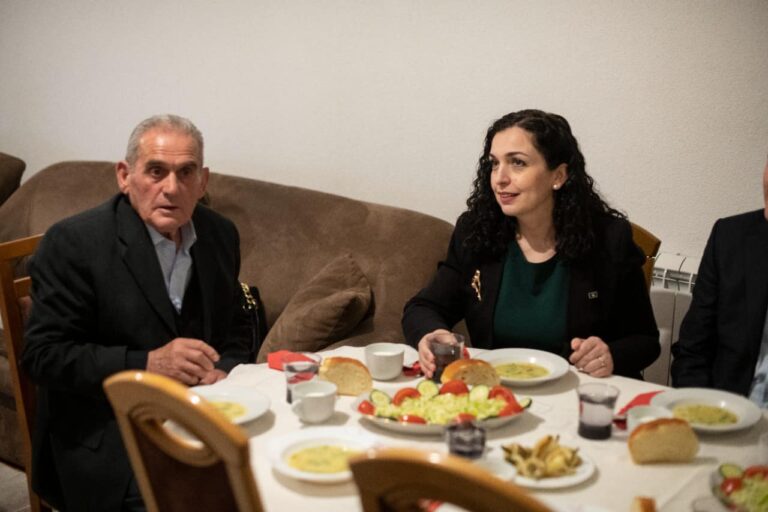 Osmani bën iftar në familjen nga Vinarci që ka katër djem të zhdukur gjatë luftës