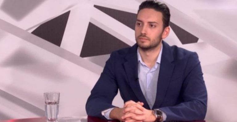 Sulmohet politikani dhe opozitari i njohur serb, ia përplasin kokën për muri