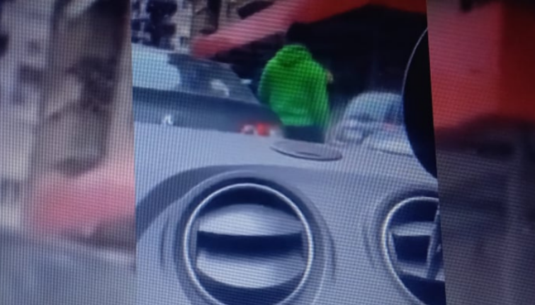 Mërgimtarët rrahën mes vete për parking në Fushë Kosovë