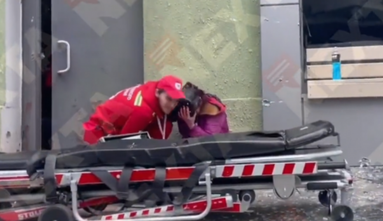 Pamje me video: Bombardime në Kharkiv, ekipi mjekësor vrapon për strehim dhe lë pacientin të shtrirë