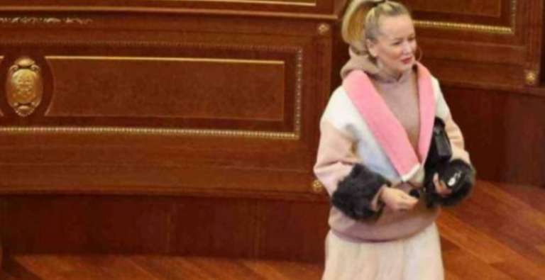 Veshja në Kuvend, Adriana Matoshi shpërndan mesazhin e një gruaje që e fyen rëndë deputeten