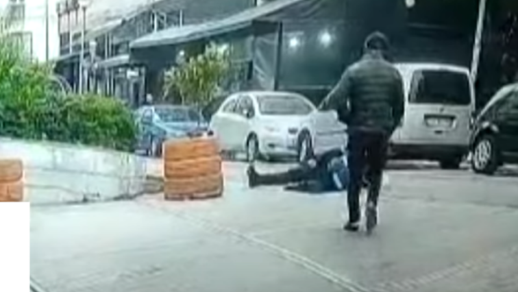 Shqiptari i thyen këmbën policit dhe e lë të shtrirë në rrugë, për shkak që i shënoi gjobë