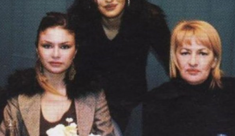 Adelina dhe Zanfina përlotin me fjalët për nënën e ndjerë