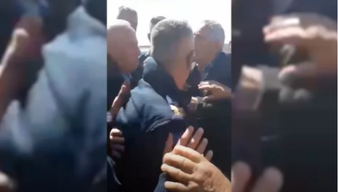 Drejtori i Ferronikelit, Genci Beribashi shfaqet me kazmë në dorë, frikësohen banorët që protesonin kundër tij