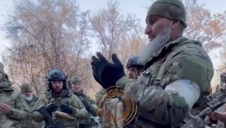 Momenti kur një ushtar çeçen qëllohet në Mariupol