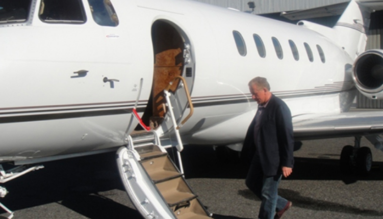 Kaq kushtojnë avioni privat dhe tetë veturat e Behgjet Pacollit
