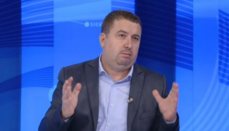 Latifi i reagon ashpër panelistes: Udhëzimi nuk e adreson mbulesën islame por uniformën fetare, mos dezinformo