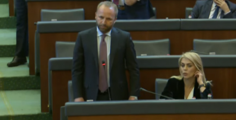 Abelard Tahiri në “afekt”: Momenti kur i shan me robë deputetët