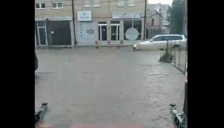 Shi i madh në një nga qytetet të Kosovës, vërshohen rrugët
