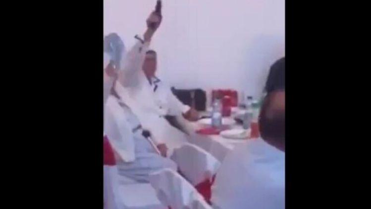 Gruaja e moshuar gjuan me armë gjatë ahengut në një restorant
