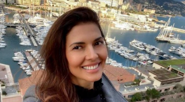 Agnesa Vuthaj tregon linjat e saj atraktive në fustanin e zi